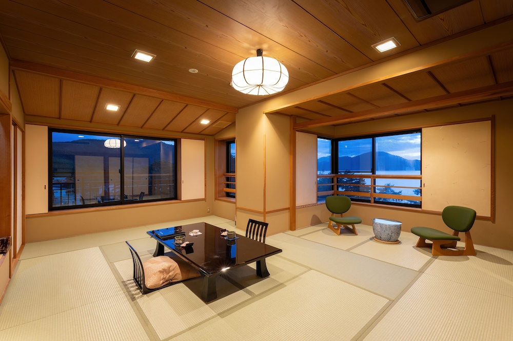和室 15畳 レイクビュー 専用ダイニングルーム 禁煙 客室1 | 花心亭しらはま
