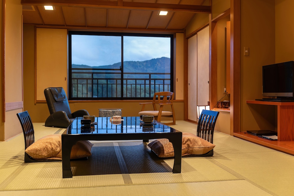 和室 14畳 マウンテンビュー 専用ダイニングルーム 禁煙 客室1 | 花心亭しらはま