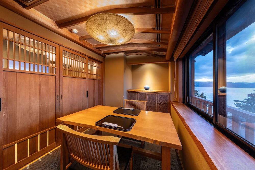 和モダンツイン 11畳 レイクビュー 専用ダイニングルーム 禁煙 客室内のダイニングエリア1 | 花心亭しらはま