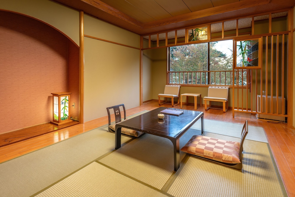 【全室レイクビュー】和室10畳+広縁 客室2 | 湖畔浪漫の宿かたくりの花