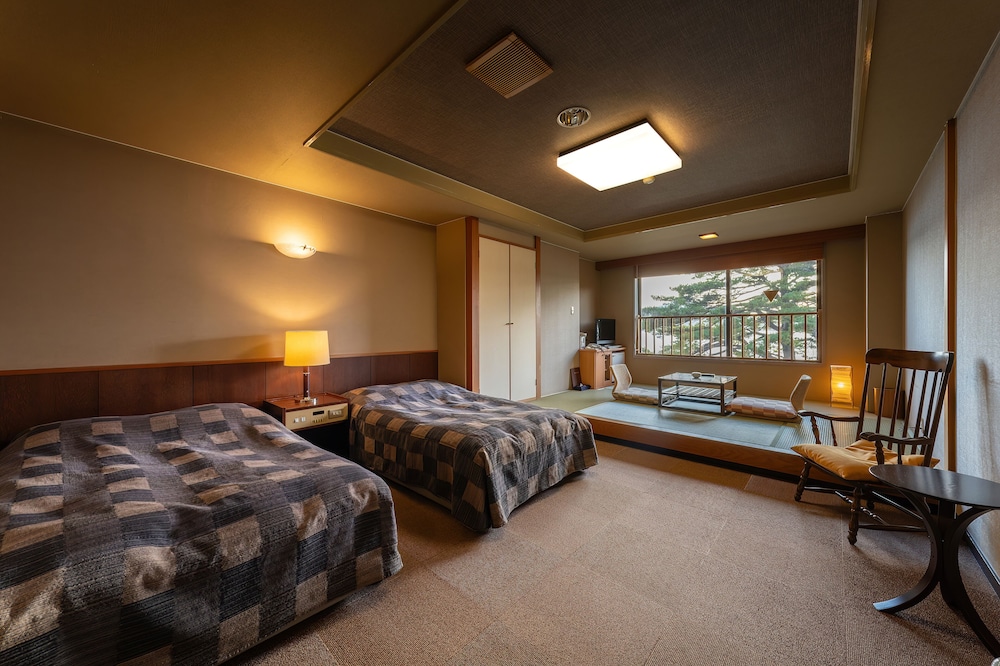 【全室レイクビュー】和洋室ツイン(32平米 | 湖畔浪漫の宿かたくりの花