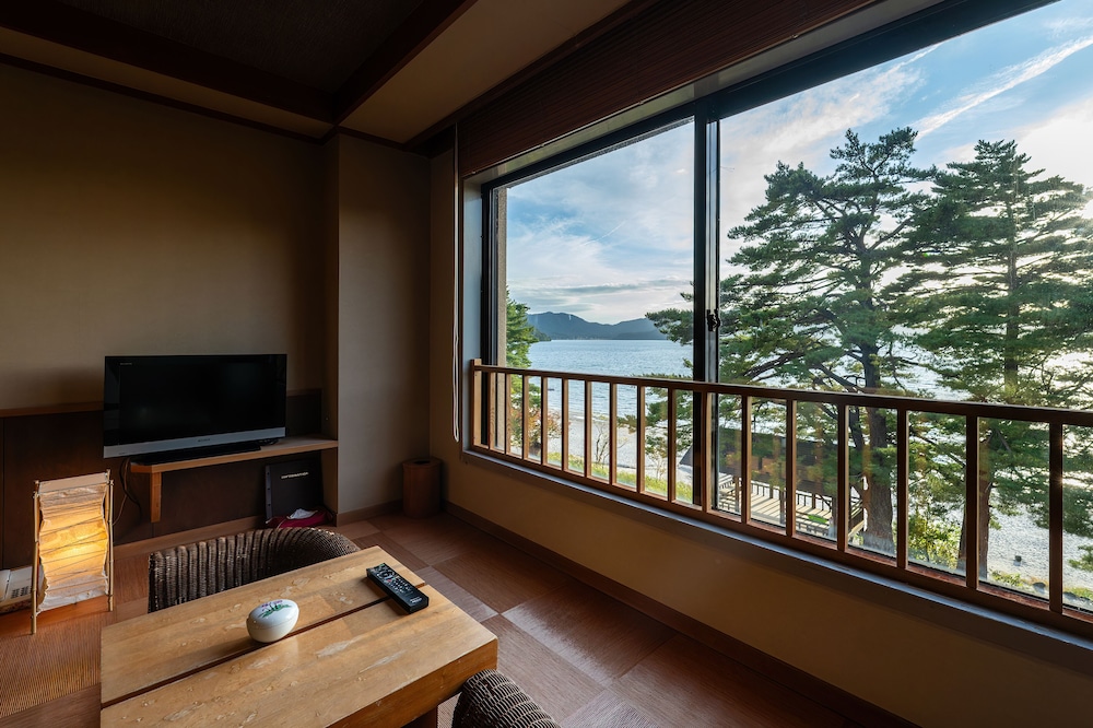 【全室レイクビュー】和洋室ローベッドツイン（32平米） 部屋からの景観0 | 湖畔浪漫の宿かたくりの花