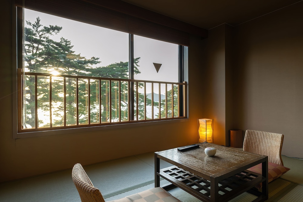 【全室レイクビュー】和洋室ツイン(32平米 客室1 | 湖畔浪漫の宿かたくりの花