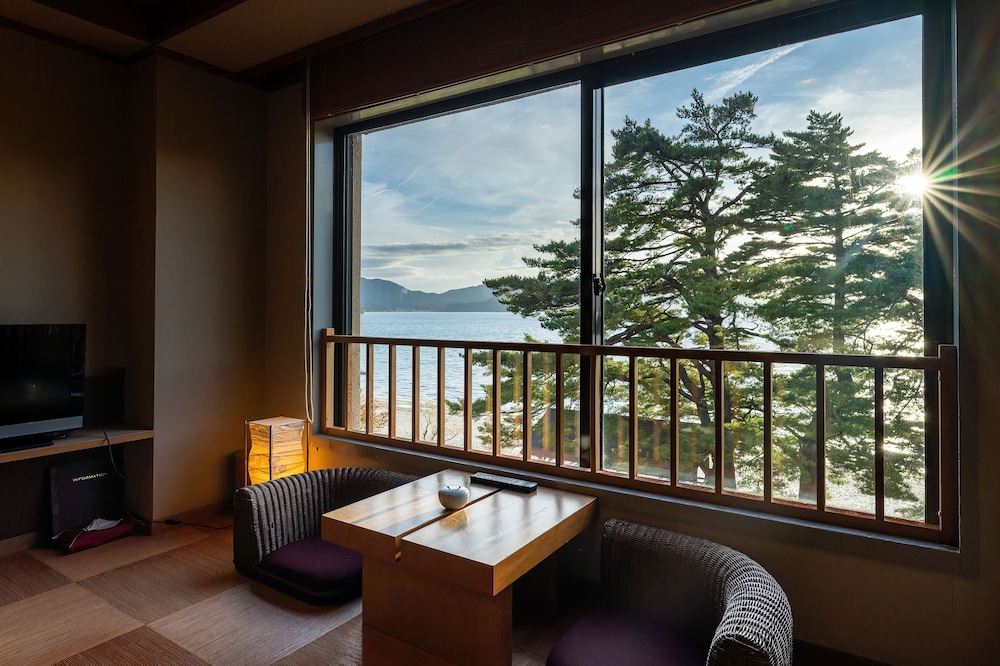 【全室レイクビュー】和洋室ローベッドツイン（32平米） 客室1 | 湖畔浪漫の宿かたくりの花