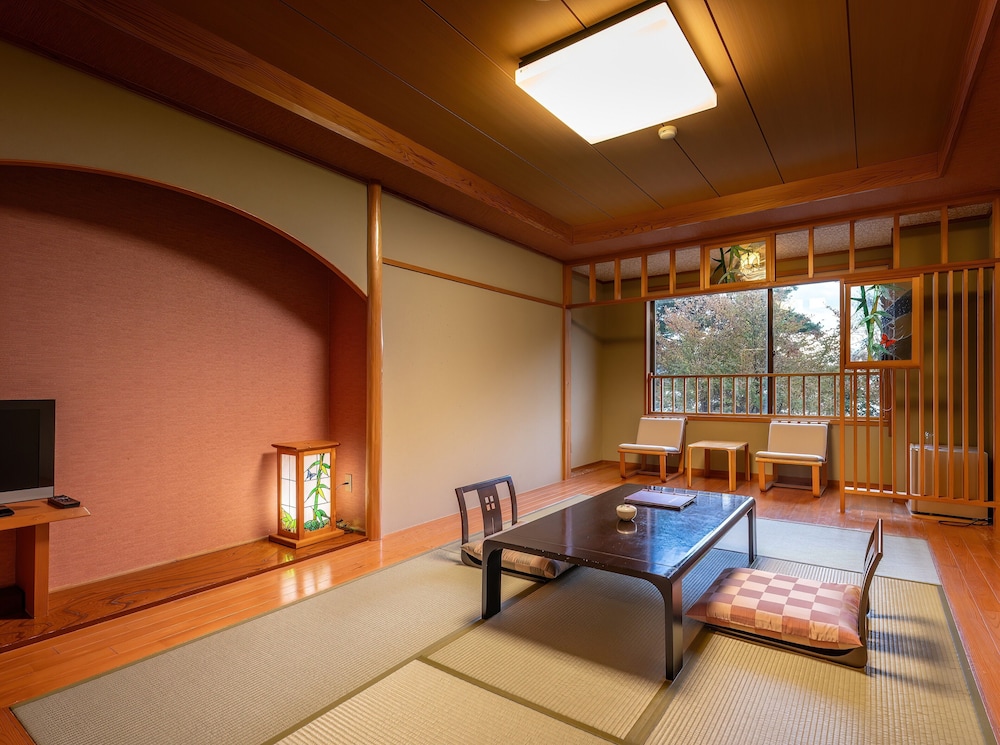 【全室レイクビュー】和室10畳+広縁 客室4 | 湖畔浪漫の宿かたくりの花