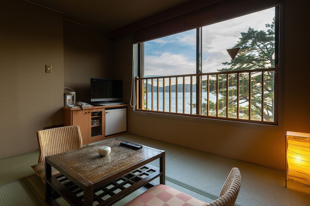 【全室レイクビュー】和洋室ツイン(32平米 客室2 | 湖畔浪漫の宿かたくりの花