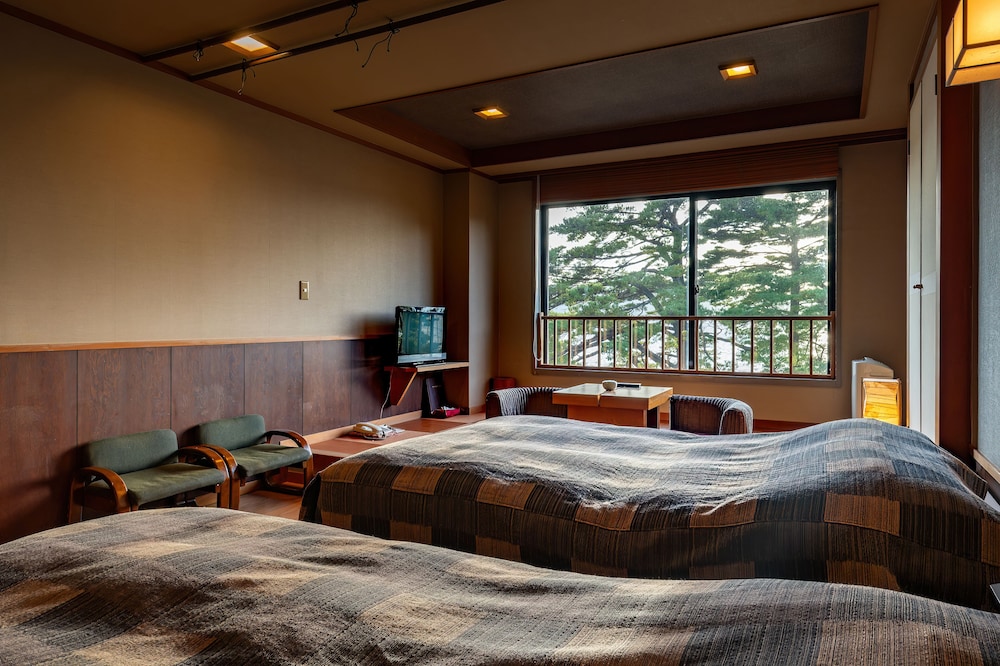 【全室レイクビュー】和洋室ローベッドツイン（32平米） 客室3 | 湖畔浪漫の宿かたくりの花