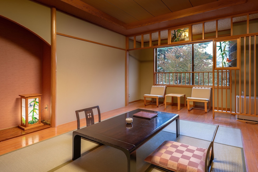 【全室レイクビュー】和室10畳+広縁 | 湖畔浪漫の宿かたくりの花