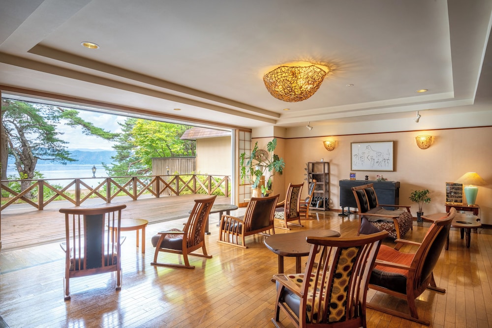 ロビーラウンジ1 | 湖畔浪漫の宿かたくりの花