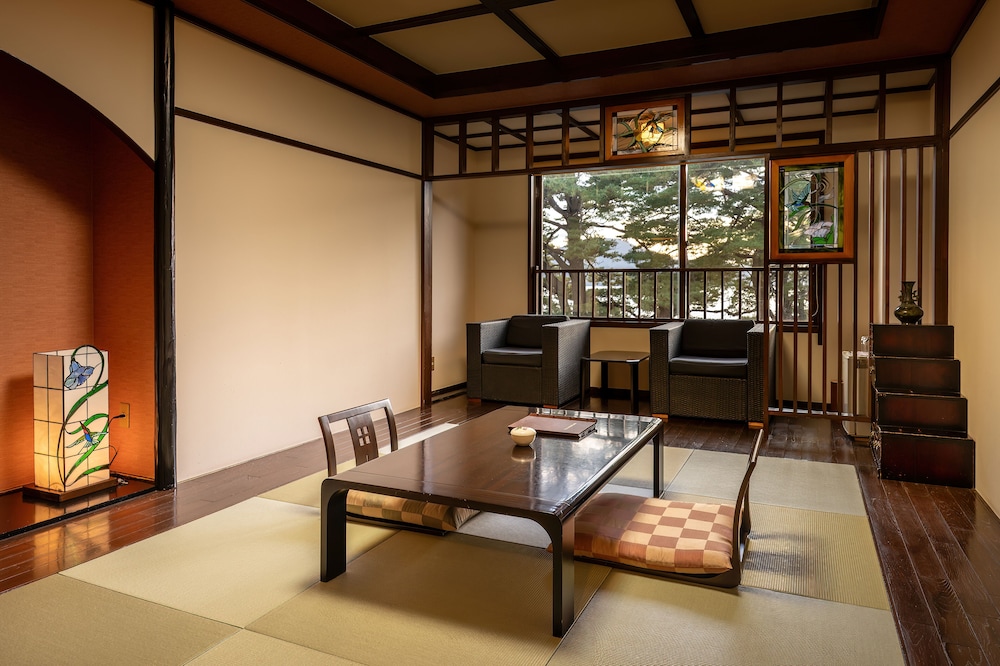 【全室レイクビュー】和室10畳+広縁 客室1 | 湖畔浪漫の宿かたくりの花