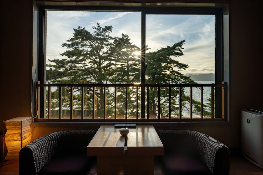 【全室レイクビュー】和洋室ローベッドツイン（32平米） 客室2 | 湖畔浪漫の宿かたくりの花