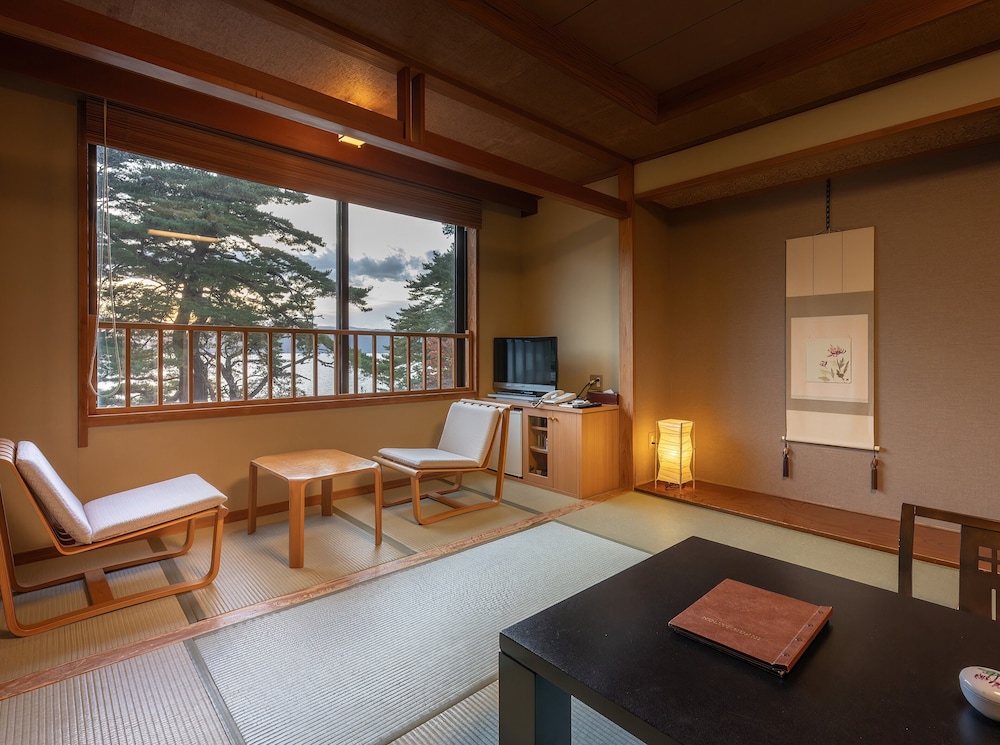 【全室レイクビュー】和室10畳 客室2 | 湖畔浪漫の宿かたくりの花