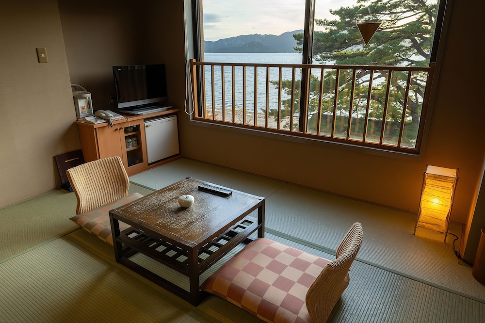 【全室レイクビュー】和洋室ツイン(32平米 部屋からの景観0 | 湖畔浪漫の宿かたくりの花