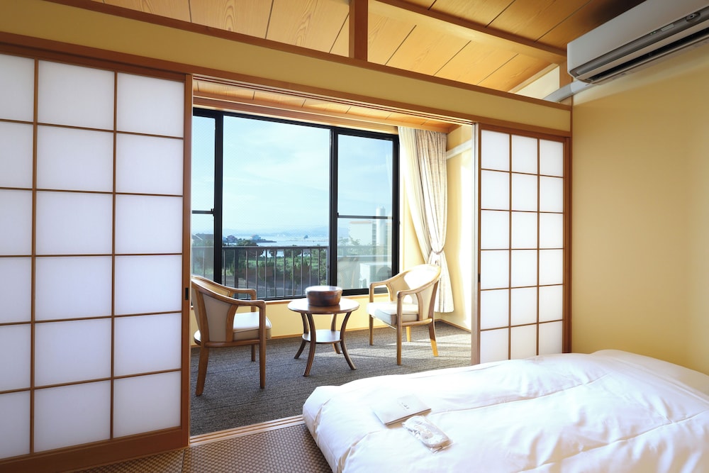 デラックス 4 人部屋 客室1 | 白浜・温泉リゾート海岳