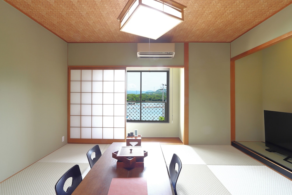 デラックス 4 人部屋 客室3 | 白浜・温泉リゾート海岳