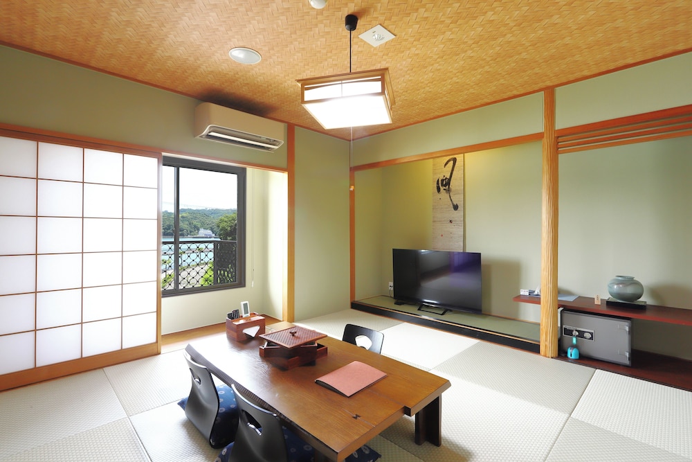 デラックス 4 人部屋 客室2 | 白浜・温泉リゾート海岳