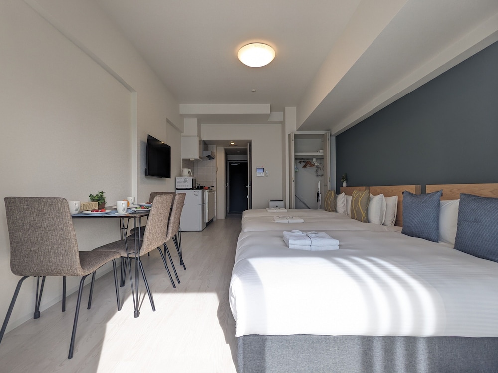 ファミリー トリプルルーム 客室内のダイニングエリア0 | ESLEAD HOTEL Osaka Ebisu