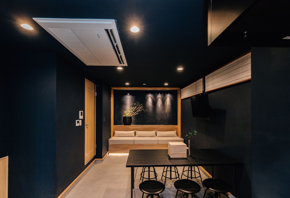 スーペリアファミリールーム リビング エリア0 | 灯々屋