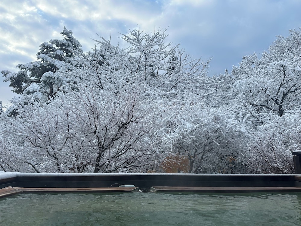 スタンダード スイート 禁煙 ガーデンビュー 客室6 | 猪苗代磐梯山麓温泉　静楓亭