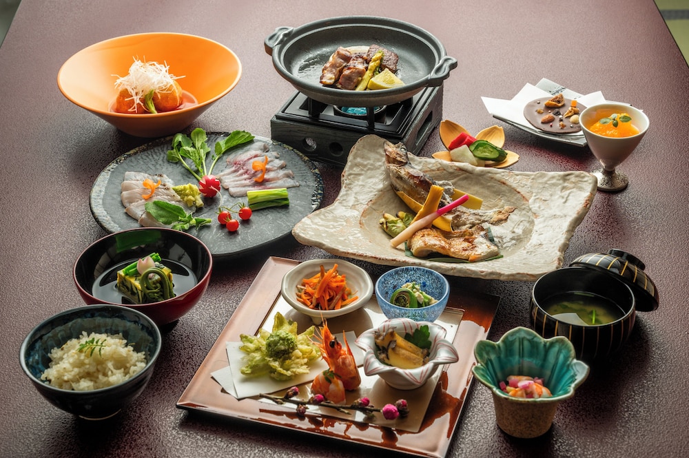 プレミアム スイート 禁煙 ガーデンビュー 旅館のお食事処1 | 猪苗代磐梯山麓温泉 静楓亭