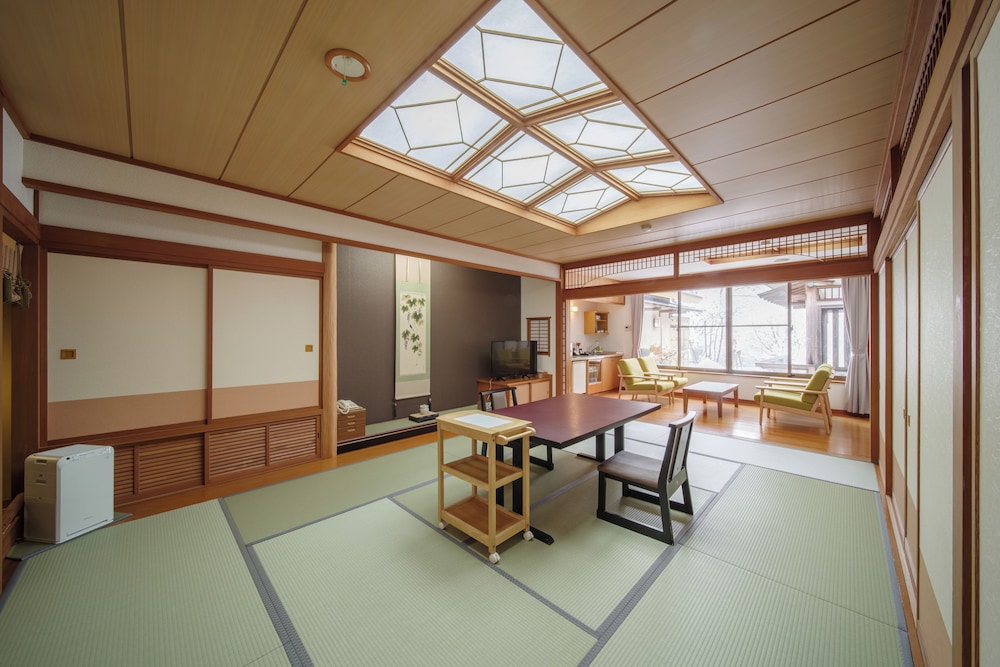 スタンダード スイート 禁煙 ガーデンビュー 客室2 | 猪苗代磐梯山麓温泉　静楓亭