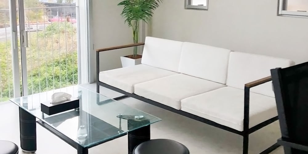 スーペリア ルーム リビング エリア1 | ブルーシャローズ恩納村リゾート