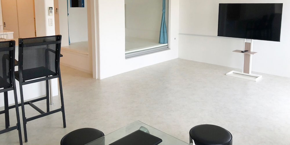 スーペリア ルーム リビング エリア0 | ブルーシャローズ恩納村リゾート