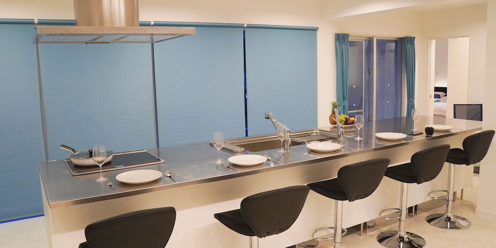 デラックス ルーム 客室内のダイニングエリア3 | ブルーシャローズ恩納村リゾート