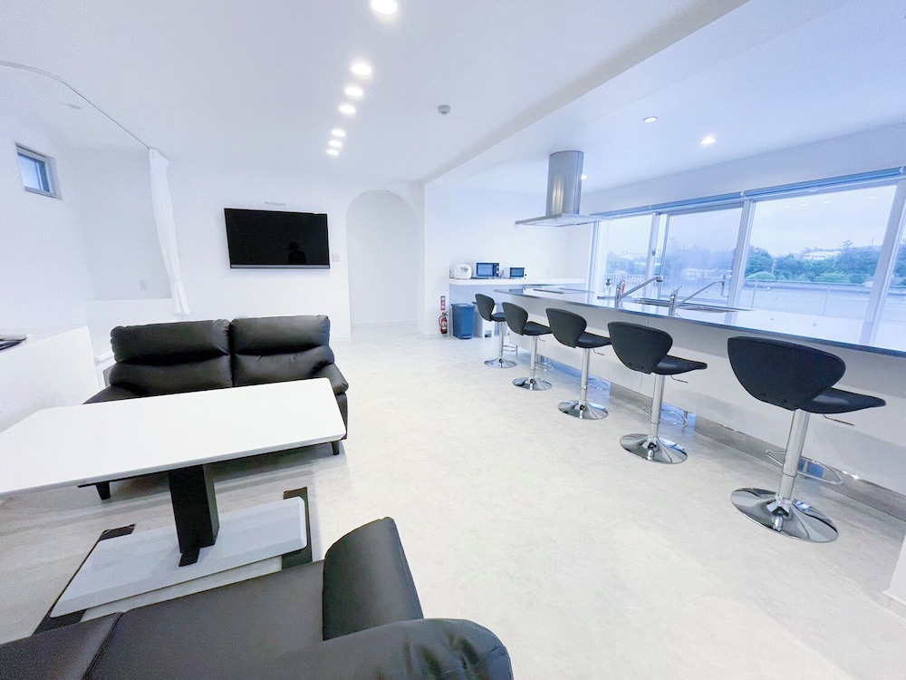 デラックス ルーム リビング エリア3 | ブルーシャローズ恩納村リゾート