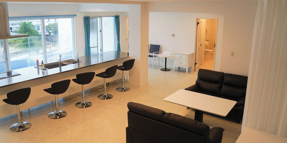 デラックス ルーム リビング エリア5 | ブルーシャローズ恩納村リゾート