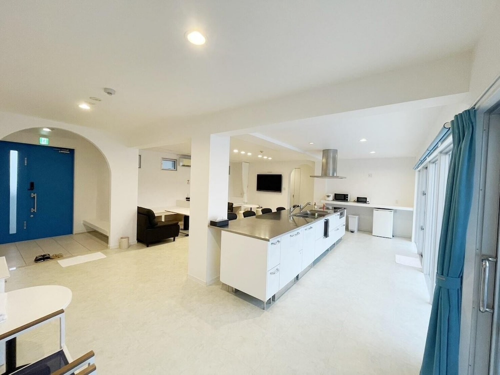 デラックス ルーム 客室内のダイニングエリア4 | ブルーシャローズ恩納村リゾート