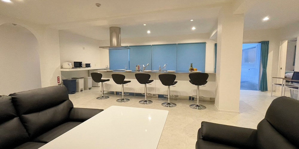 デラックス ルーム リビング エリア4 | ブルーシャローズ恩納村リゾート