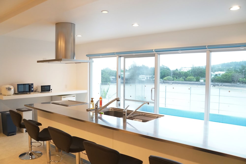 デラックス ルーム 専用キッチン1 | ブルーシャローズ恩納村リゾート