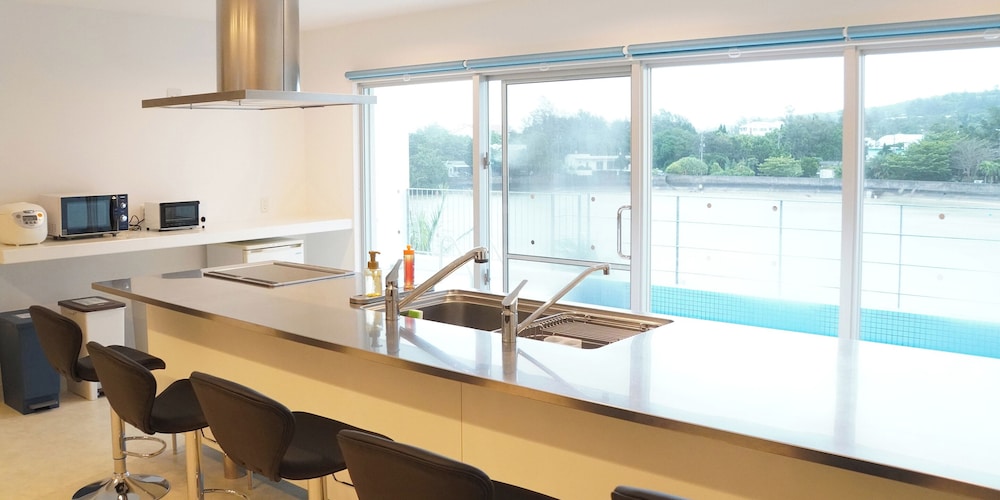 デラックス ルーム 客室内のダイニングエリア2 | ブルーシャローズ恩納村リゾート