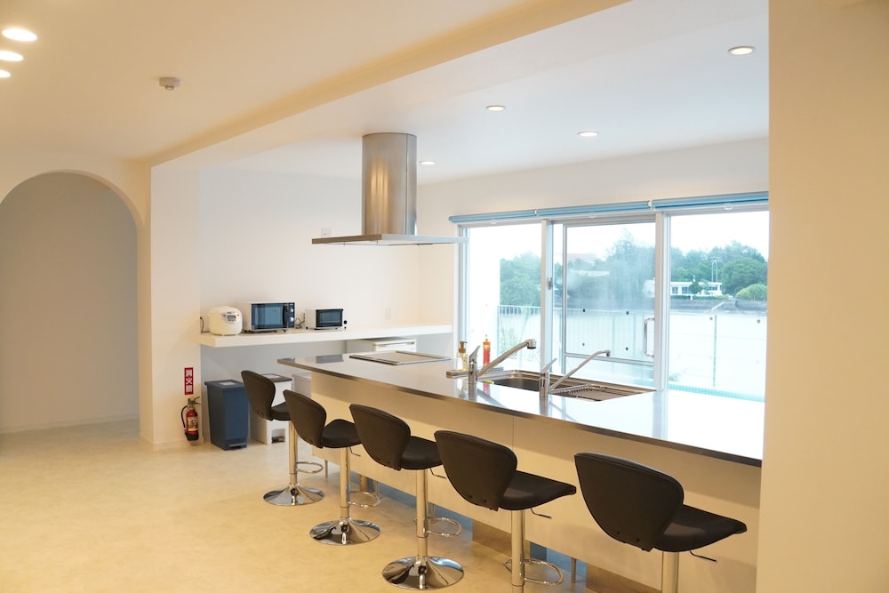 デラックス ルーム リビング エリア0 | ブルーシャローズ恩納村リゾート