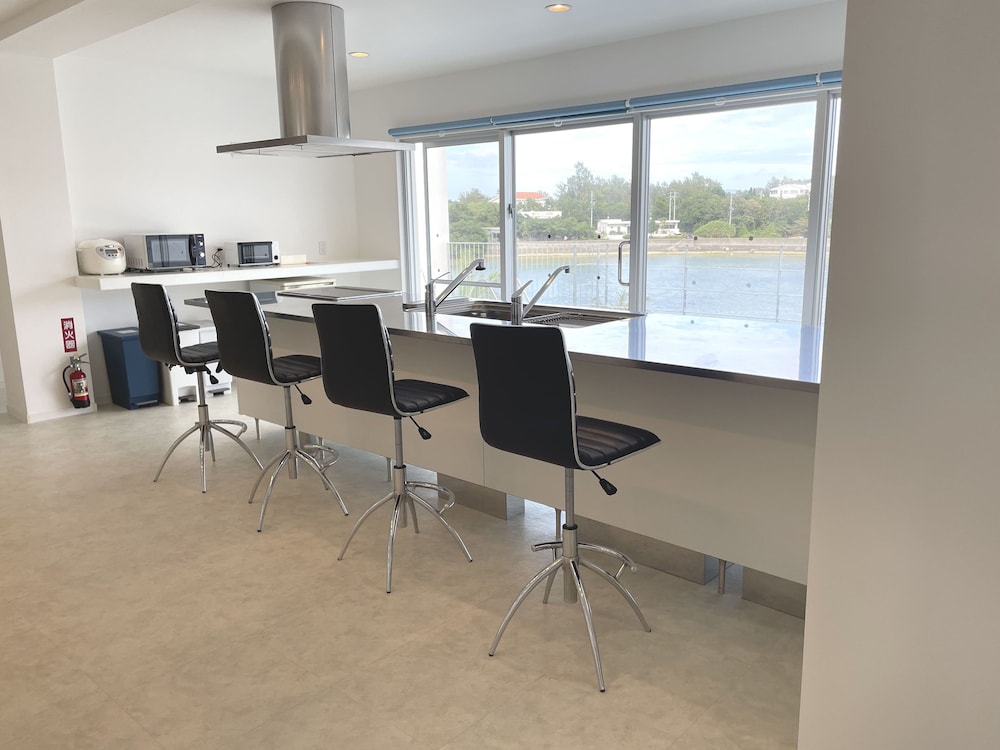 デラックス ルーム 客室内のダイニングエリア0 | ブルーシャローズ恩納村リゾート