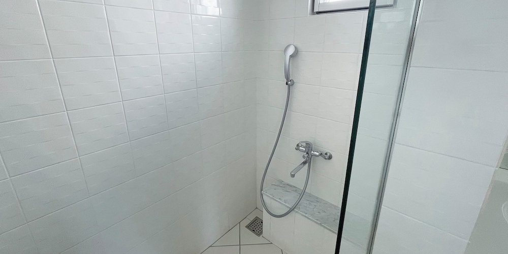 デラックス ルーム バスルームのシャワー0 | ブルーシャローズ恩納村リゾート