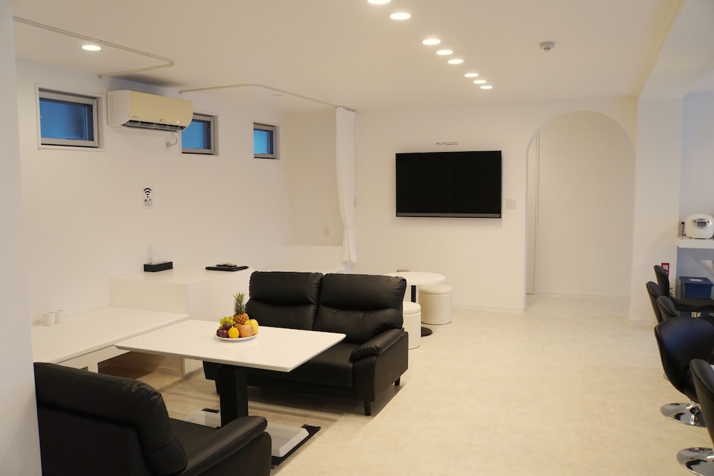 デラックス ルーム リビング エリア1 | ブルーシャローズ恩納村リゾート