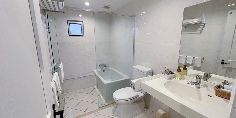 デラックス ルーム バスルーム2 | ブルーシャローズ恩納村リゾート