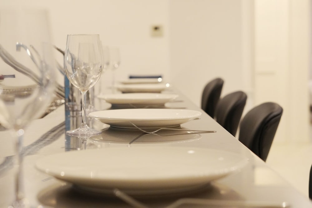 デラックス ルーム 客室内のダイニングエリア1 | ブルーシャローズ恩納村リゾート