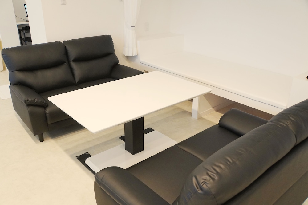 デラックス ルーム リビング エリア2 | ブルーシャローズ恩納村リゾート