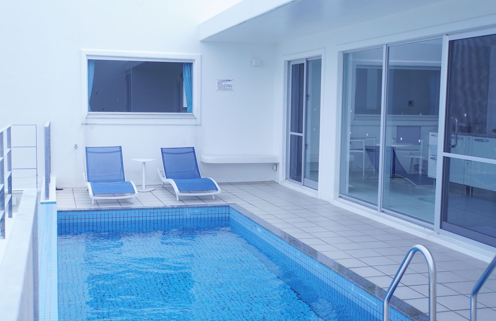 デラックス ルーム プライベートプール1 | ブルーシャローズ恩納村リゾート