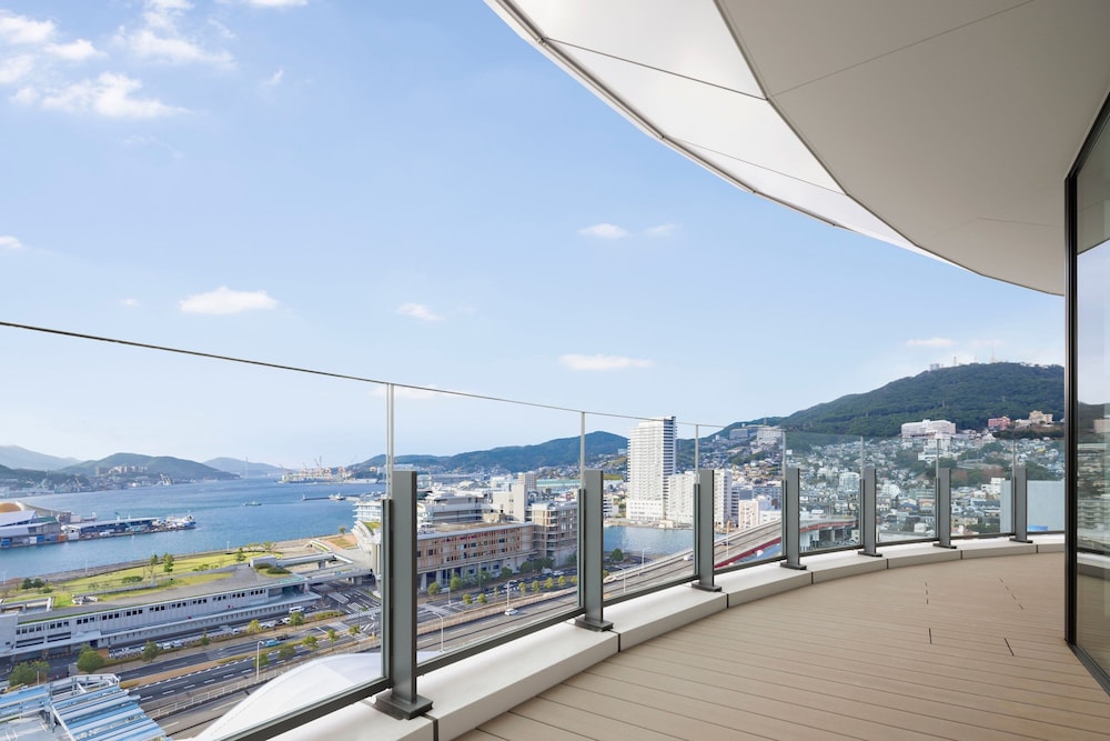 ジュニア スイート ダブルベッド 1 台 コーナー 客室2 | 長崎マリオットホテル