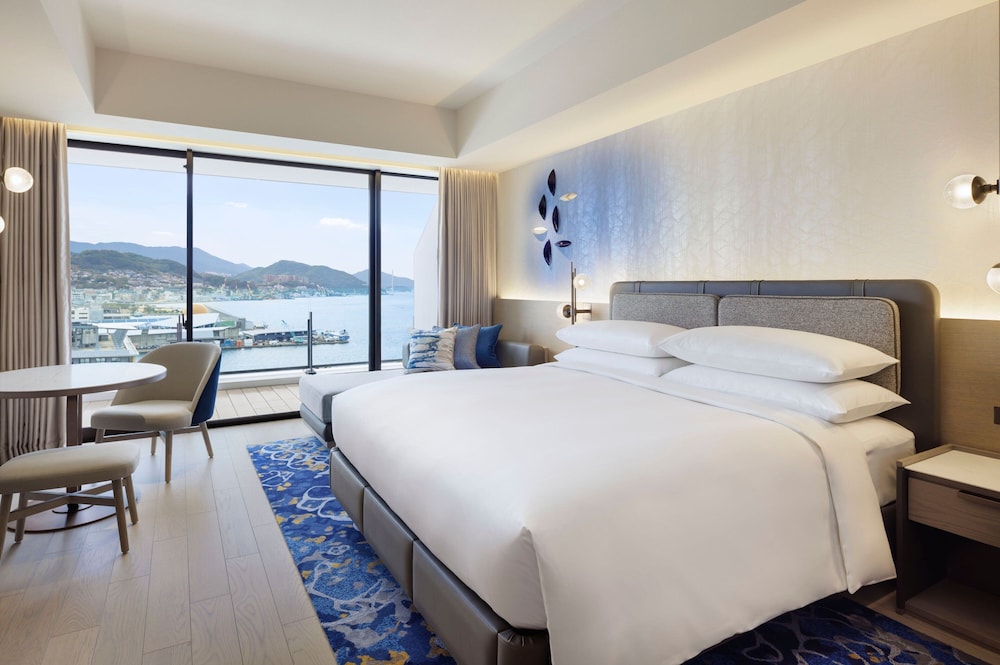 プレミアム ルーム キングベッド 1 台 禁煙 ハーバービュー (Balcony) 客室1 | 長崎マリオットホテル