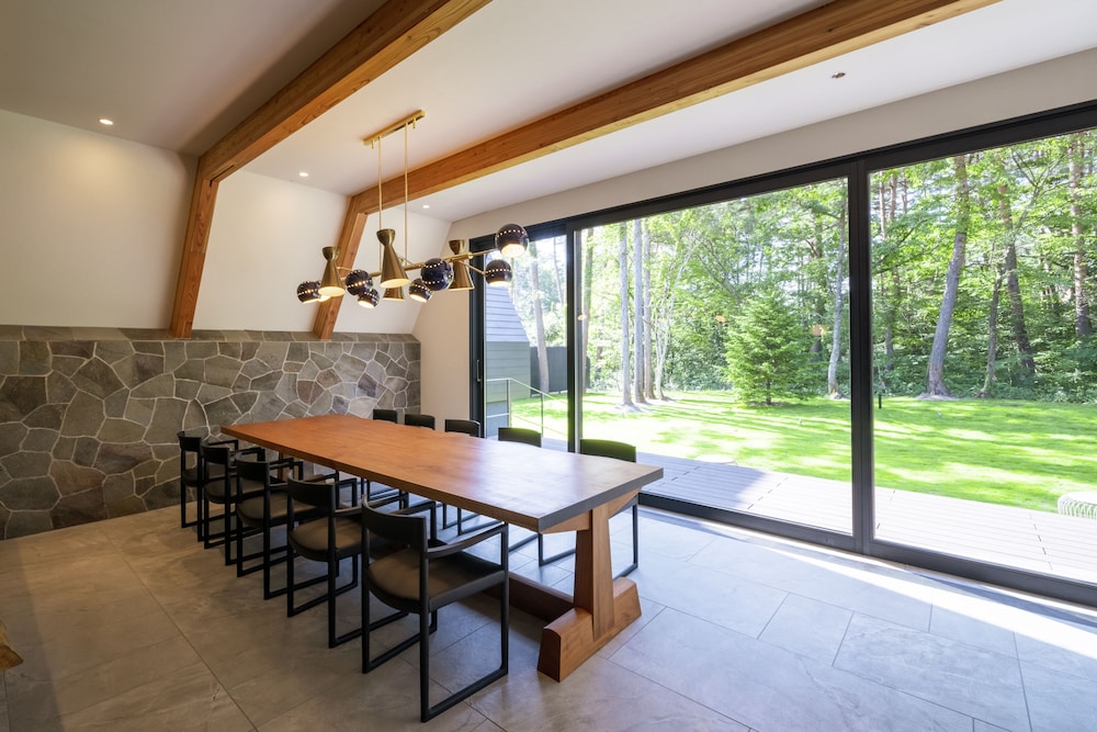 ラグジュアリー コンドミニアム リビング エリア5 | KANOLLY resorts HAKUBA