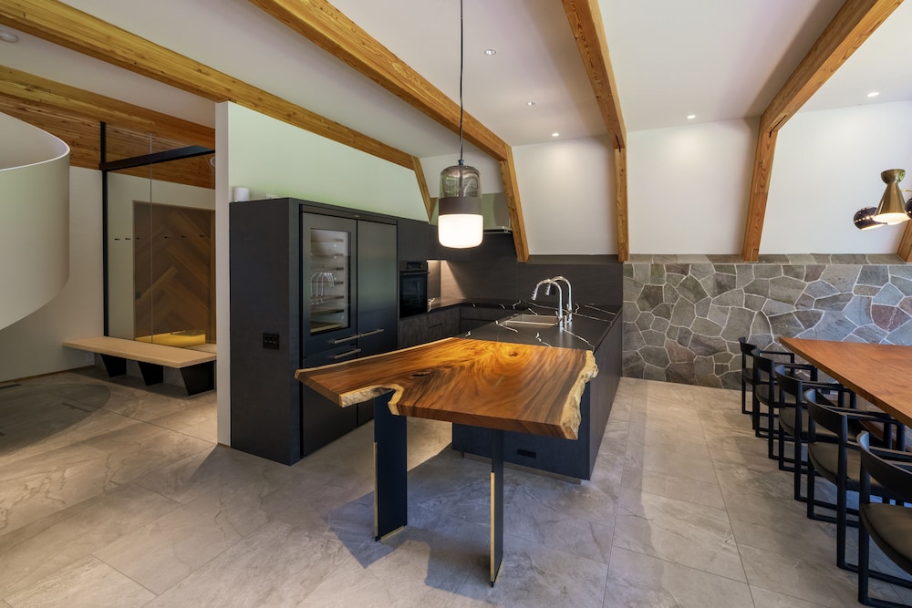 ラグジュアリー コンドミニアム リビング エリア4 | KANOLLY resorts HAKUBA