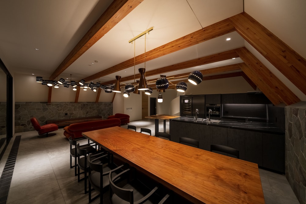 ラグジュアリー コンドミニアム リビング エリア1 | KANOLLY resorts HAKUBA