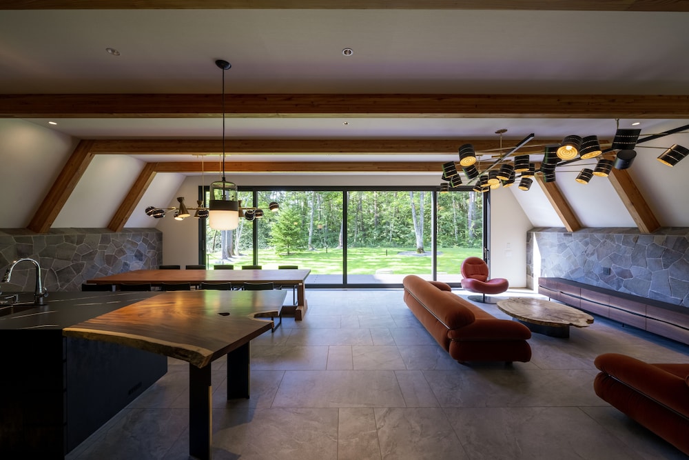 ラグジュアリー コンドミニアム リビング エリア2 | KANOLLY resorts HAKUBA