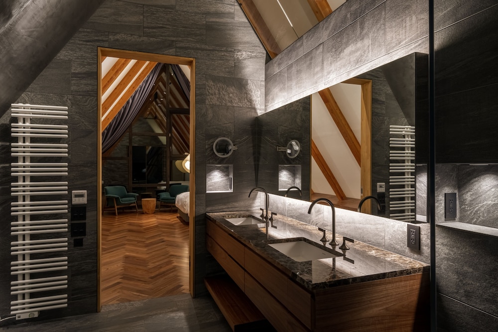 ラグジュアリー コンドミニアム バスルーム1 | KANOLLY resorts HAKUBA