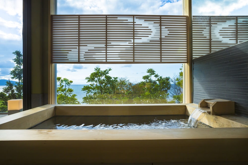 オーシャンビュー温泉付き離れ 禁煙 季音庵 -kinean- バスルーム1 | 間人温泉 炭平